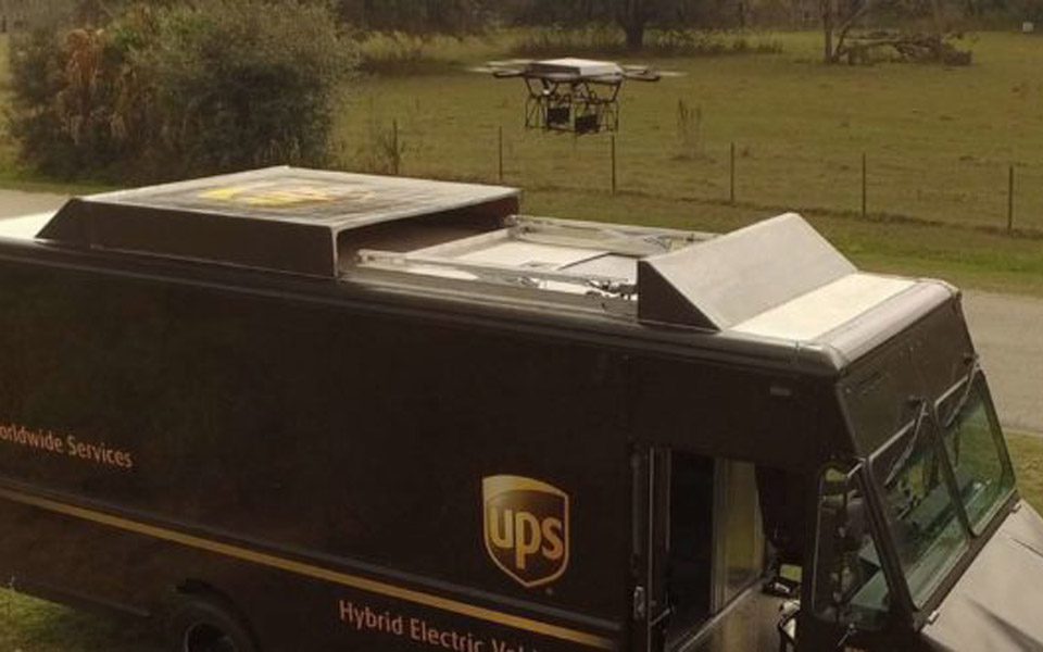Livraison drone ups camion hybride